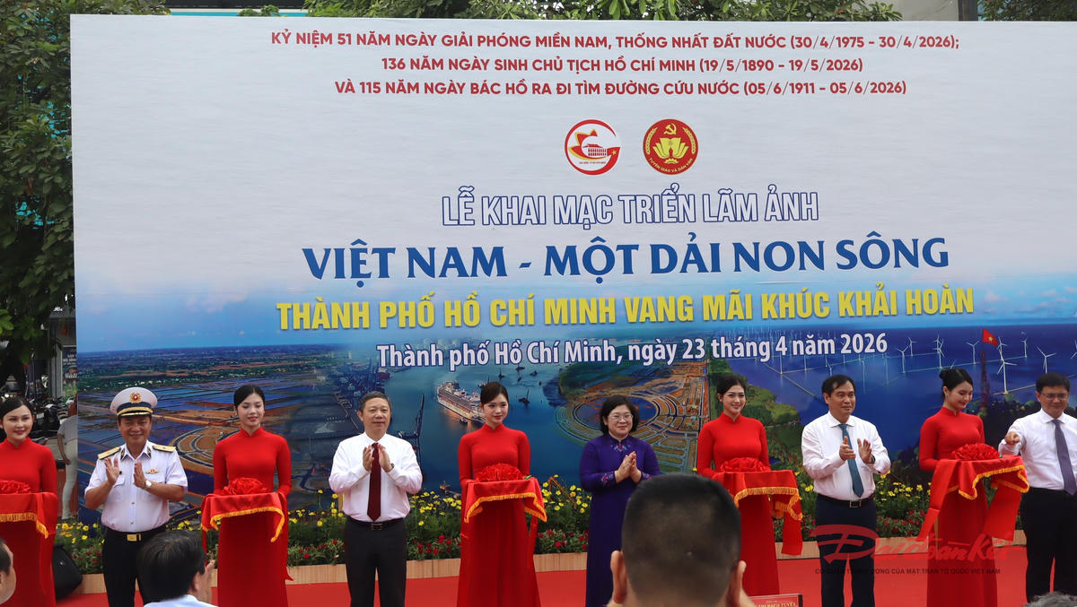 Lễ cắt băng khai mạc triển lãm có sự tham dự của ông&nbsp;Phan Xuân Thủy, Phó Trưởng ban Tuyên giáo và Dân vận Trung ương. Ảnh: T.Luân.