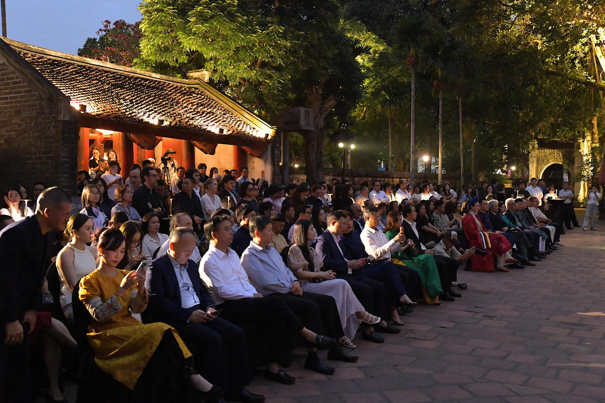 Các đại biểu tham dự&nbsp;khai mạc triển lãm 20 tác phẩm hội họa của vua Hàm Nghi.