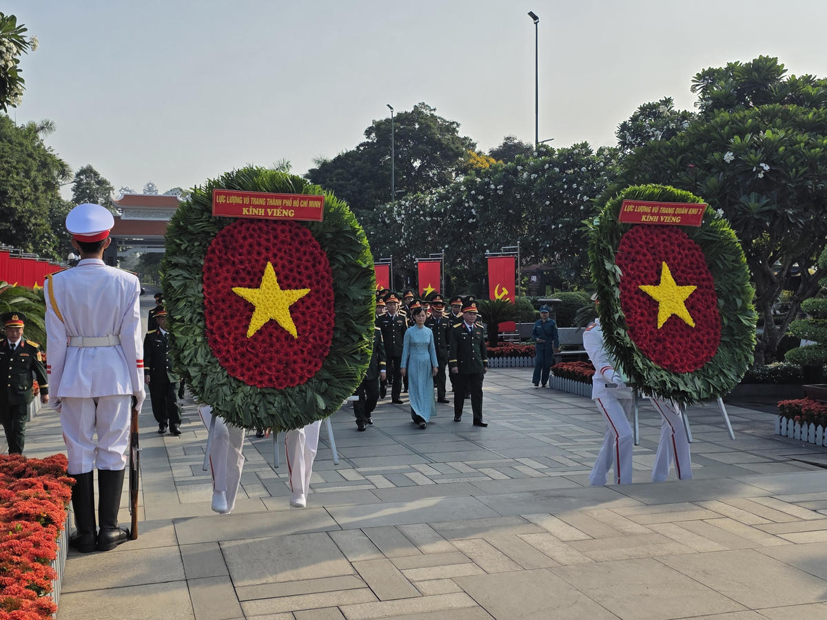 Đoàn đại biểu Quân khu 7 viếng Nghĩa trang liệt sĩ TP Hồ Chí Minh