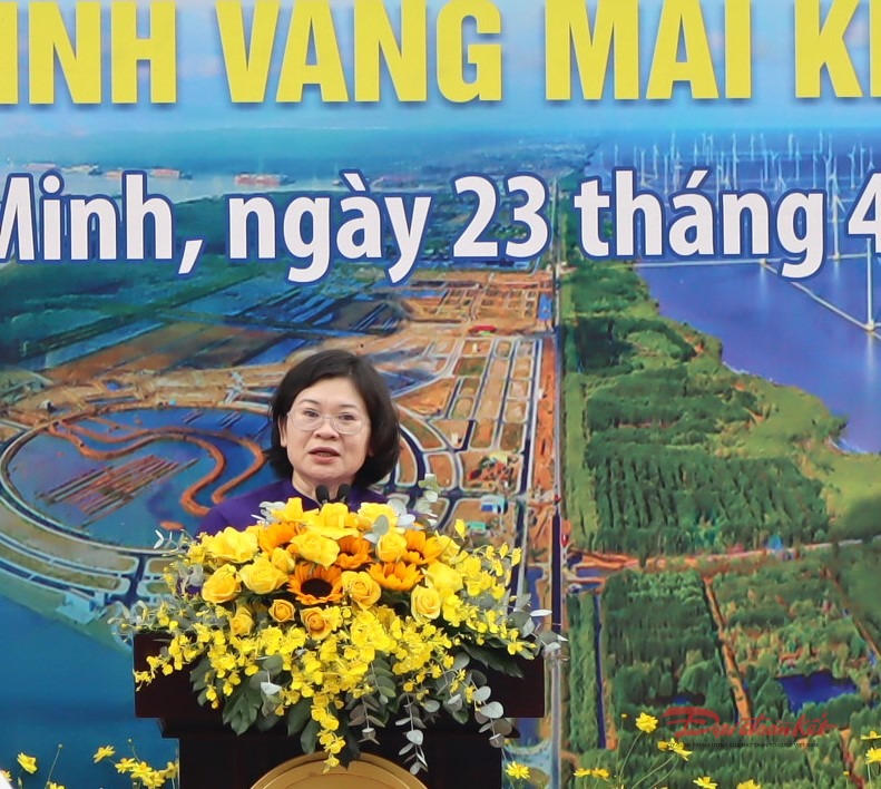 Bà Văn Thị Bạch Tuyết, Phó Bí thư Thành ủy TP Hồ Chí Minh phát biểu khai mạc triển lãm. Ảnh: T.Luân.