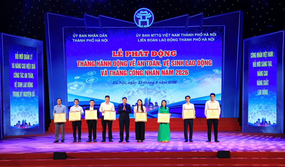 Ông Phan Văn Anh, Phó Chủ tịch Tổng Liên đoàn Lao động Việt Nam tặng Bằng khen cho 4 tập thể và 4 cá nhân tiêu biểu trong phong trào “Xanh - Sạch - Đẹp, bảo đảm an toàn, vệ sinh lao động”. Ảnh: Hải Hà.