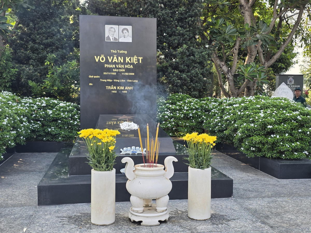 Đoàn đại biểu Quân khu 7 viếng Nghĩa trang liệt sĩ TP Hồ Chí Minh