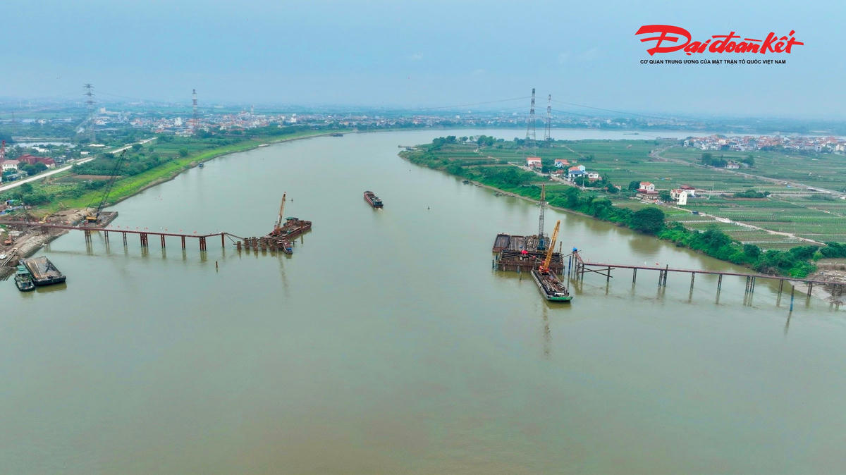 Máy cẩu thi công các hạng mục cầu Mễ Sở.