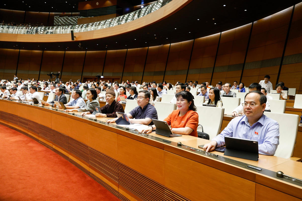 Các đại biểu tham dự phiên họp chiều 23/4