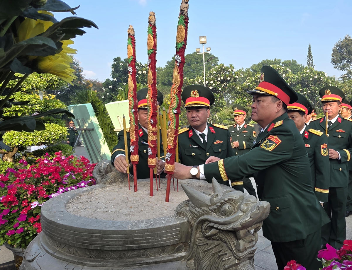 Đoàn đại biểu Quân khu 7 viếng Nghĩa trang liệt sĩ TP Hồ Chí Minh