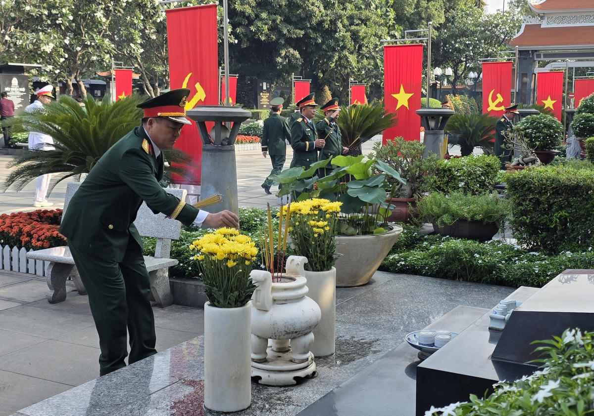 Đoàn đại biểu Quân khu 7 viếng Nghĩa trang liệt sĩ TP Hồ Chí Minh