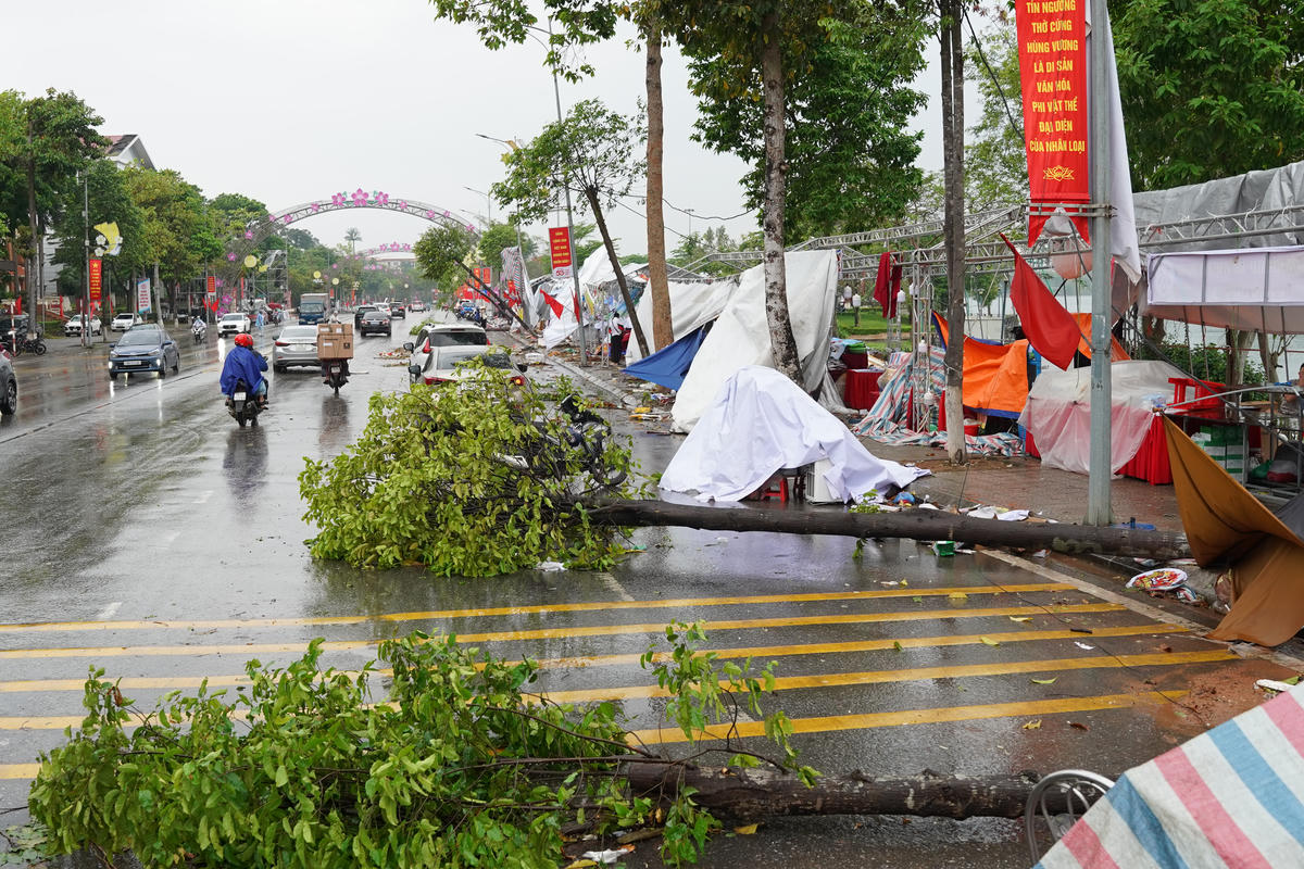 Tiểu thương Hội chợ Hùng Vương bị thiệt hại sau mưa giông