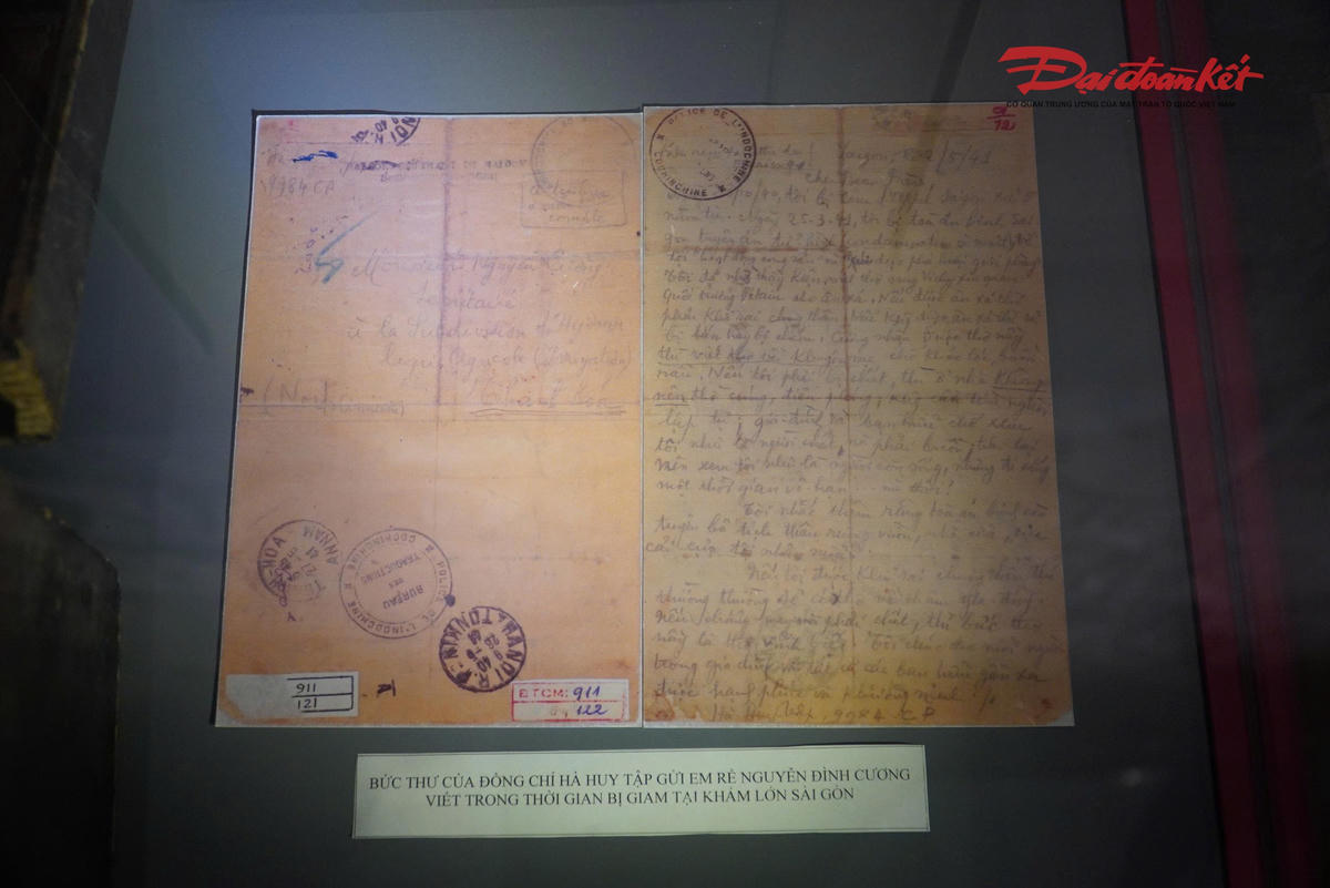 Trong số các kỷ vật, bức thư gửi về gia đình trước khi hy sinh để lại nhiều xúc động. Trong thư, cố Tổng Bí thư nhắn nhủ: “Gia đình và bạn hữu chớ xem tôi như là người chết mà phải buồn; trái lại, nên xem tôi như là người còn sống, nhưng đi vắng một thời gian vô hạn…”. Đó không chỉ là lời dặn dò, mà còn là minh chứng cho bản lĩnh chính trị và niềm tin sắt son vào con đường đã chọn.