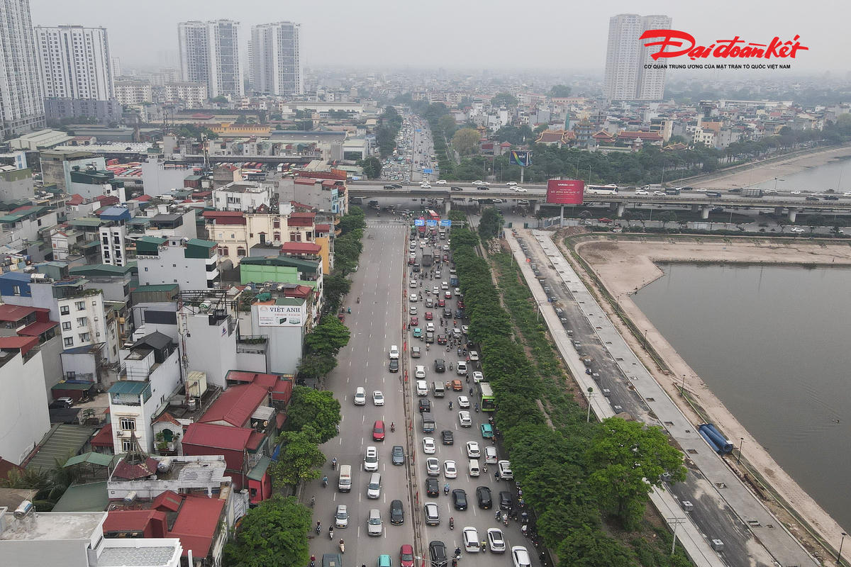 Người dân lỉnh kỉnh đồ đạc rời Thủ đô, cửa ngõ phía Nam Hà Nội đông đúc trước kỳ nghỉ lễ