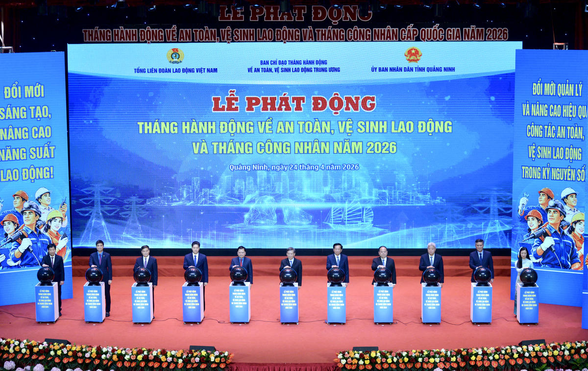 Các đại biểu thực hiện nghi thức&nbsp;phát động Tháng hành động về ATVSLĐ - Tháng công nhân năm 2026.