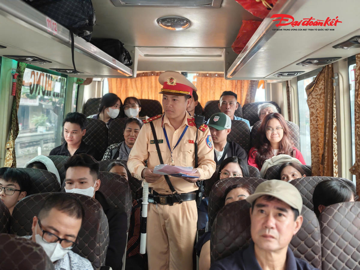 Thiếu tá Phùng Đức Hiếu, cán bộ Đội CSGT đường bộ số 14 cho biết, trong dịp cao điểm lễ, đơn vị bố trí lực lượng trực 100%, tập trung kiểm soát tại các khu vực bến xe lớn như Giáp Bát, Nước Ngầm và các tuyến đường trọng điểm. Bên cạnh xử lý vi phạm, công tác tuyên truyền, hướng dẫn cũng được đẩy mạnh nhằm nâng cao ý thức chấp hành của lái xe và doanh nghiệp vận tải.
