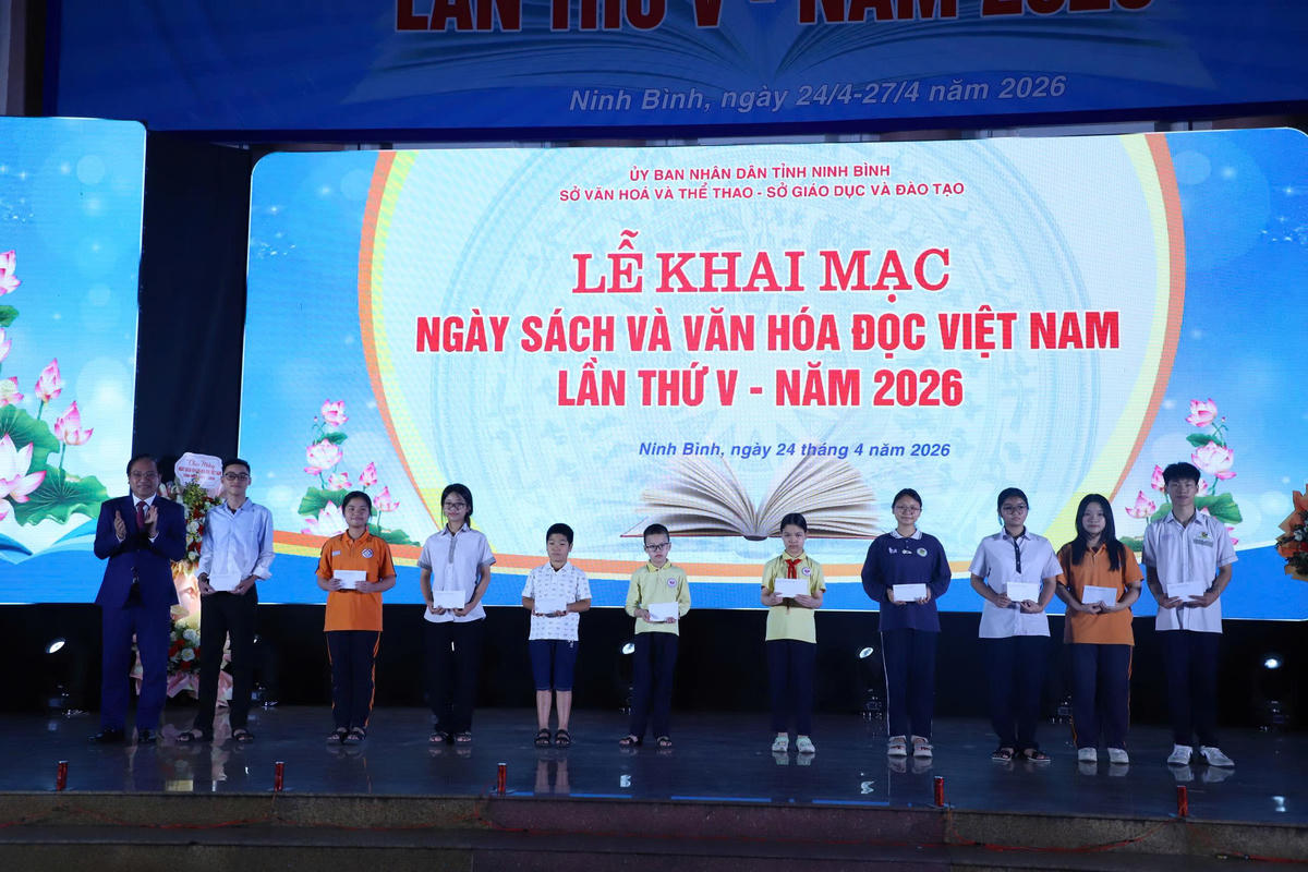 Lãnh đạo UBND tỉnh Ninh Bình tặng quà của Ban tổ chức tới các học sinh nghèo vượt khó, đạt thành tích cao trong học tập ở địa phương. Ảnh: Duy Hưng