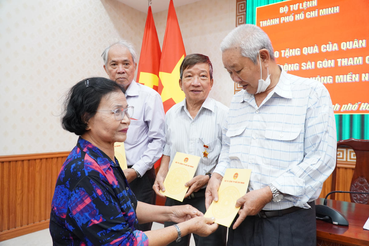 Gặp mặt, tặng quà các cựu chiến binh biệt động Sài Gòn nhân dịp 30/4