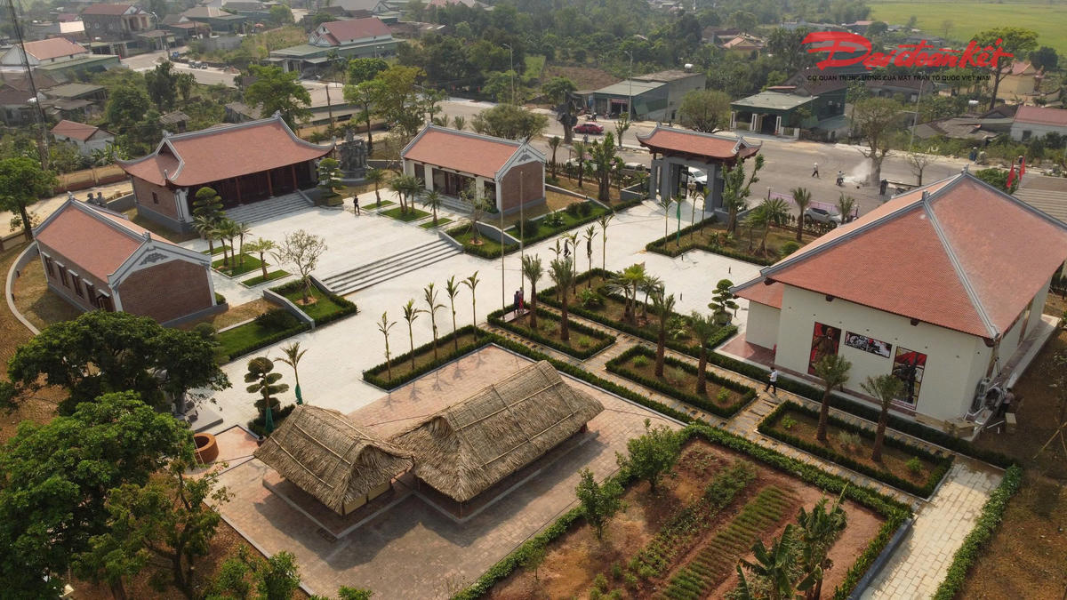 Giữa không gian yên bình ở một làng quê xã Cẩm Hưng (tỉnh Hà Tĩnh), Khu lưu niệm Tổng Bí thư Hà Huy Tập lưu giữ những dấu tích của một cuộc đời cách mạng đầy khí phách của người chiến sĩ cộng sản kiên trung. 