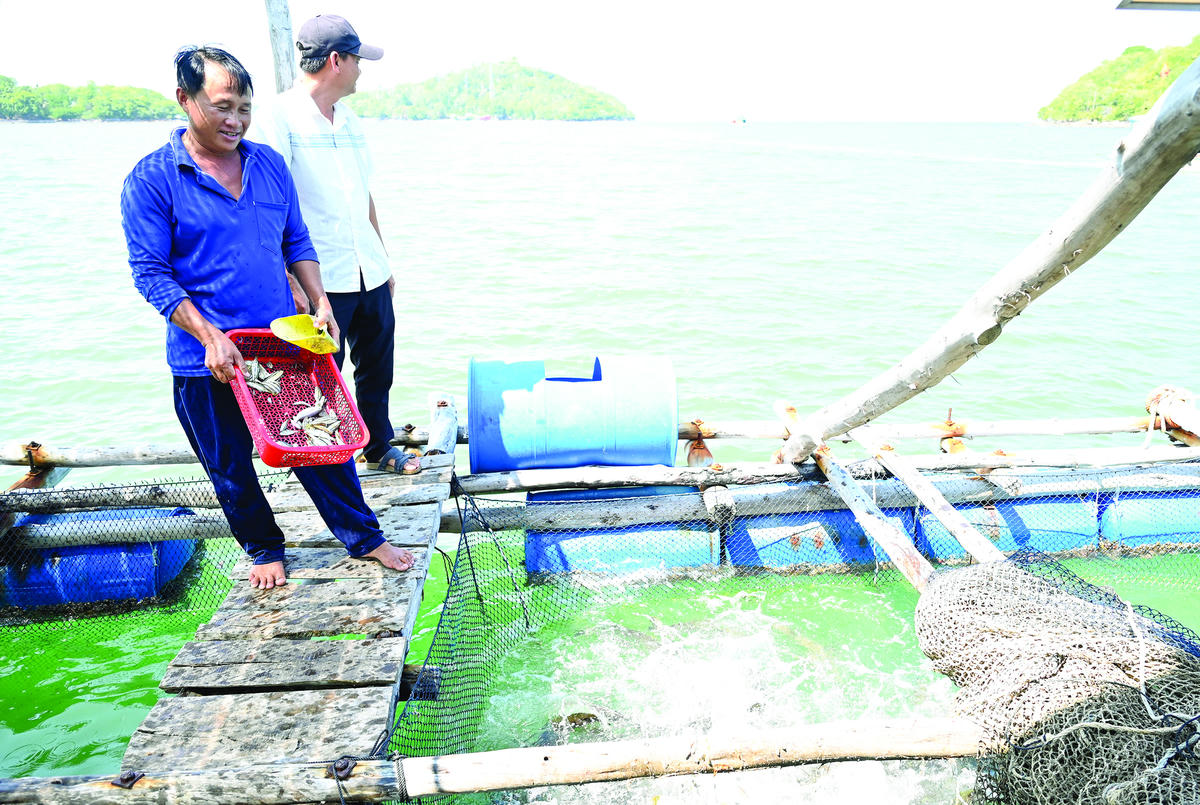 Kinh tế biển giúp người dân nơi đây có cuộc sống khấm khá hơn.