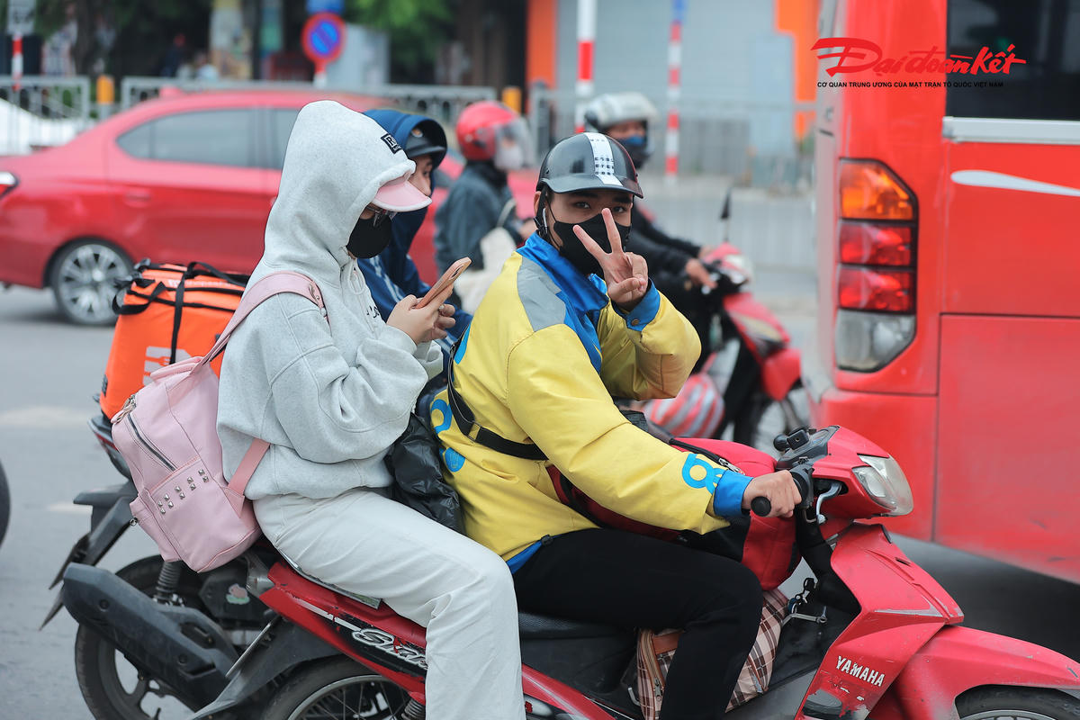 Người dân lỉnh kỉnh đồ đạc rời Thủ đô, cửa ngõ phía Nam Hà Nội đông đúc trước kỳ nghỉ lễ