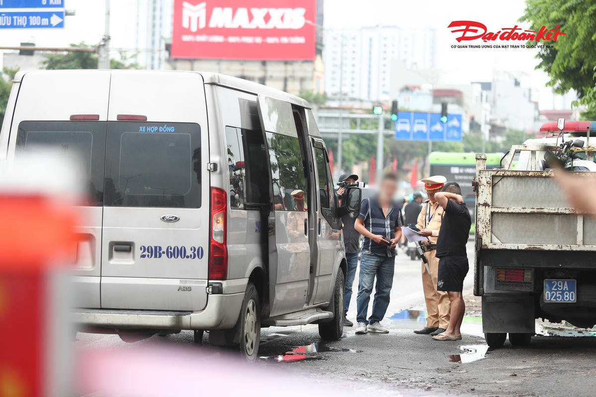 Trong sáng 24/4, chỉ trong hơn một giờ đồng hồ, lực lượng Đội CSGT đường bộ số 14 đã phát hiện, xử lý 4 trường hợp xe khách dừng, đỗ sai quy định, trong đó có các trường hợp dừng, đón trả khách dọc đường.