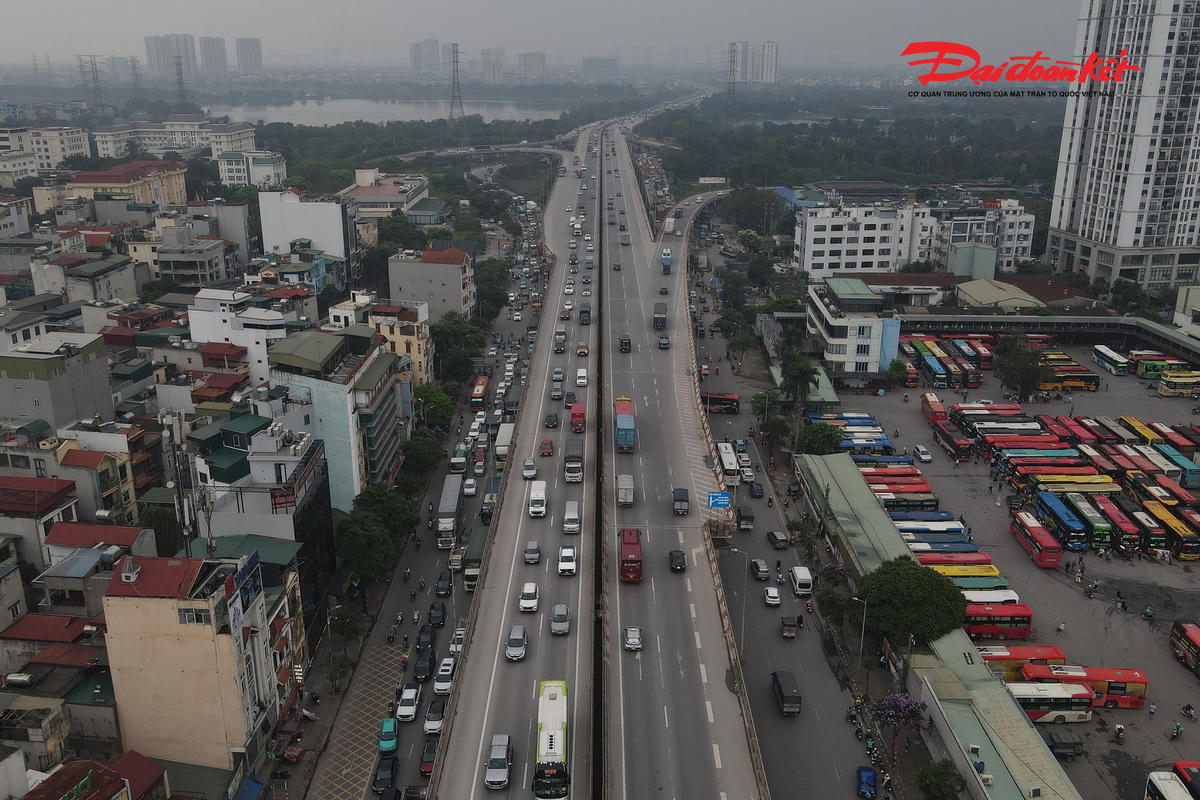Người dân lỉnh kỉnh đồ đạc rời Thủ đô, cửa ngõ phía Nam Hà Nội đông đúc trước kỳ nghỉ lễ