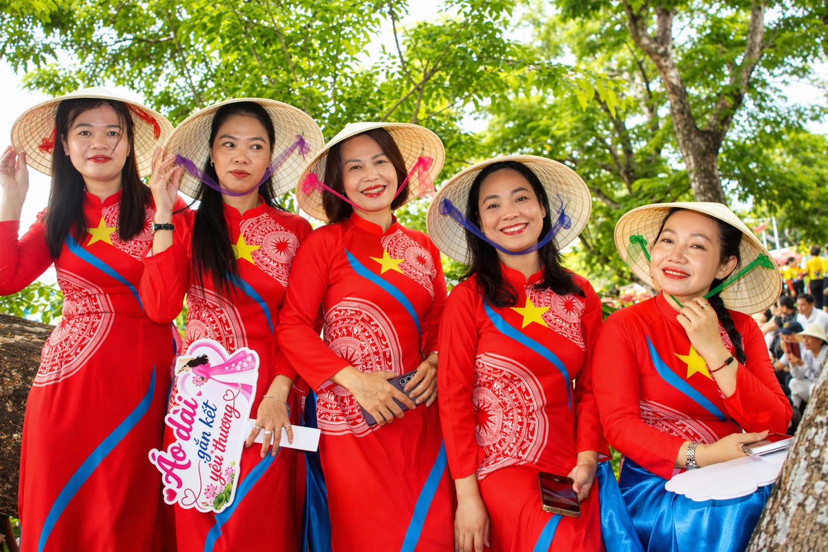 Nhiều người check in dưới hàng sưa cổ thụ hàng trăm tuổi tại làng Hương Trà. Ảnh: Chí Đại.