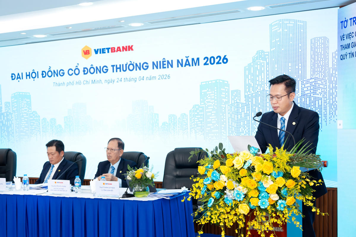 Ông Lê Thanh Quý Ngọc – Quyền Tổng Giám đốc Vietbank trình bày báo cáo kết quả hoạt động Kinh doanh năm 2025, định hướng kế hoạch kinh doanh năm 2026.