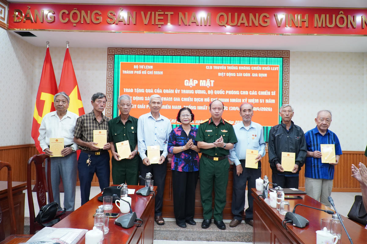 Gặp mặt, tặng quà các cựu chiến binh biệt động Sài Gòn nhân dịp 30/4