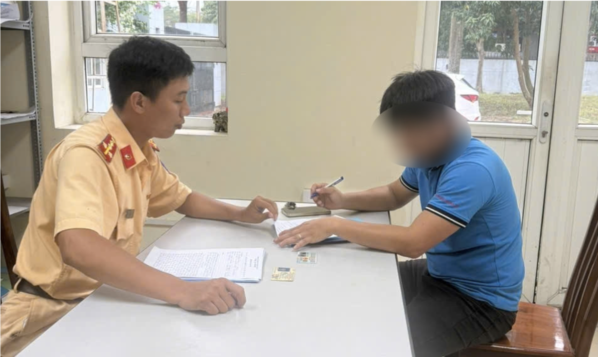 Tài xế T. bị lực lượng CSGT lập biên bản xử phạt do dừng, đỗ ô tô trong phạm vi hành lang an toàn đường sắt.