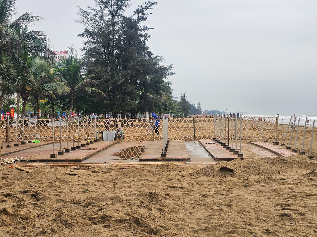 Cùng với hoạt động trồng cây xanh, các điểm tắm tráng, không gian bên ngoài Hubway cũng đang tích cực được tu sửa, hoàn thiện. Ảnh: Đình Minh