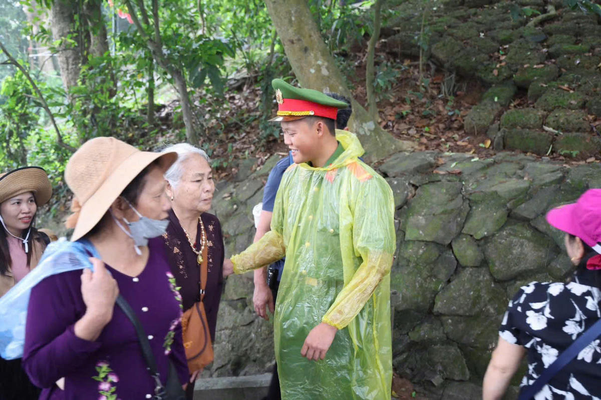 Nhờ công tác chuẩn bị chu đáo, đến thời điểm hiện tại, Lễ hội Đền Hùng - Giỗ Tổ Hùng Vương năm nay diễn ra an toàn và chưa ghi nhận vụ việc nào liên quan đến mất an ninh trật tự. Ảnh: CACC.