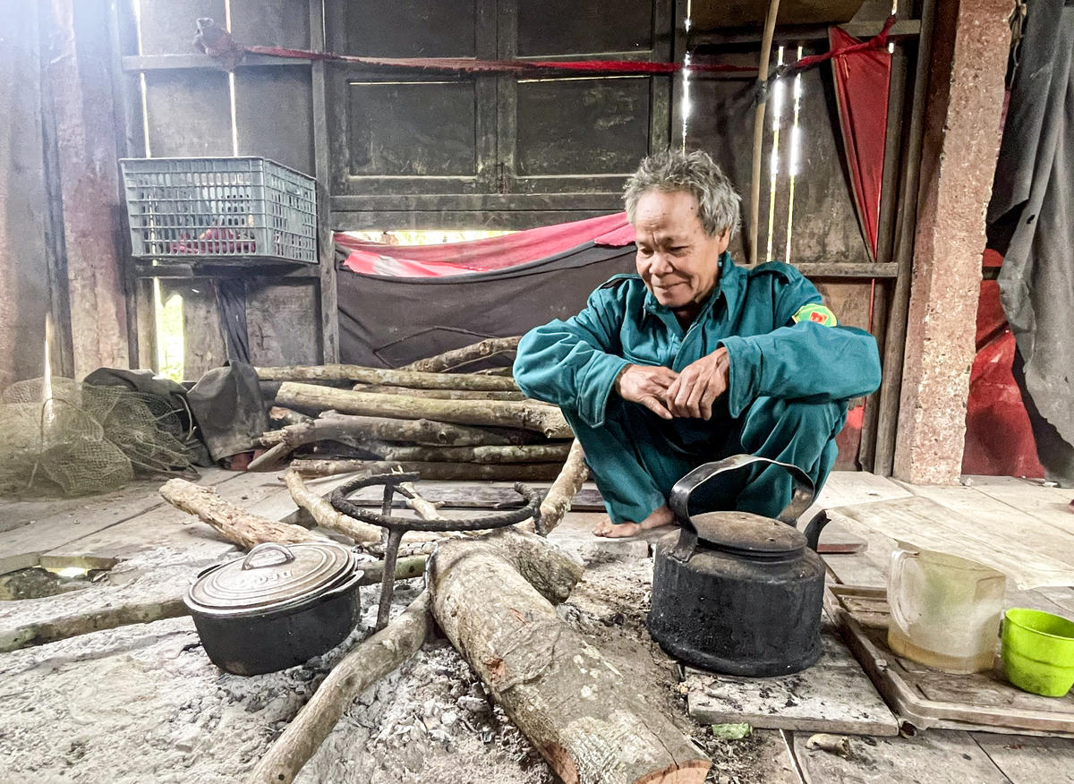 Những ký ức của già làng Đinh Nê vẫn được nhắc lại, như lời nhắc về một giai đoạn đã qua. Ảnh: Cẩm Kỳ&nbsp;