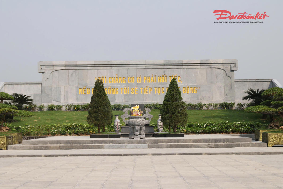 Khu di tích được xây dựng năm 2009 trên đồi Đồng Lem, gồm khu mộ và khu lưu niệm với diện tích hơn 1ha. Phía sau phần mộ khắc câu nói nổi tiếng của ông: “Tôi chẳng có gì phải hối tiếc. Nếu còn sống tôi sẽ tiếp tục hoạt động”.