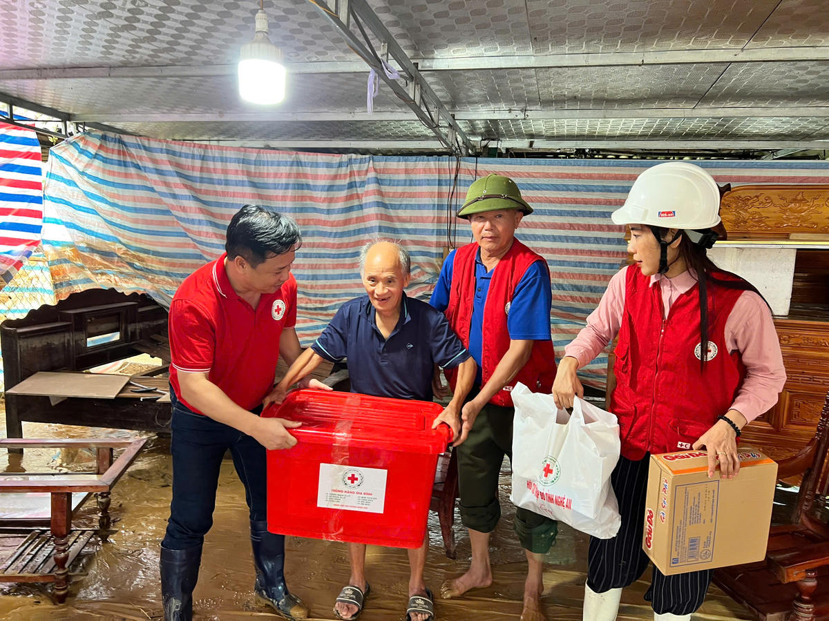Lãnh đạo Trung ương Hội Chữ thập đỏ Việt Nam&nbsp;trực tiếp thăm hỏi, động viên và trao hàng cứu trợ cho người dân bị ảnh hưởng nặng bởi mưa lũ tại tỉnh Nghệ An năm 2025. Ảnh: PV