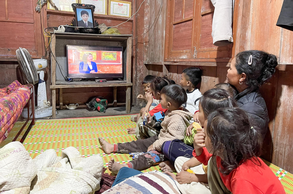 Tivi, điện thoại xuất hiện, giúp người dân trong bản nhanh chóng tiếp cận được thông tin. Ảnh: Cẩm Kỳ&nbsp;