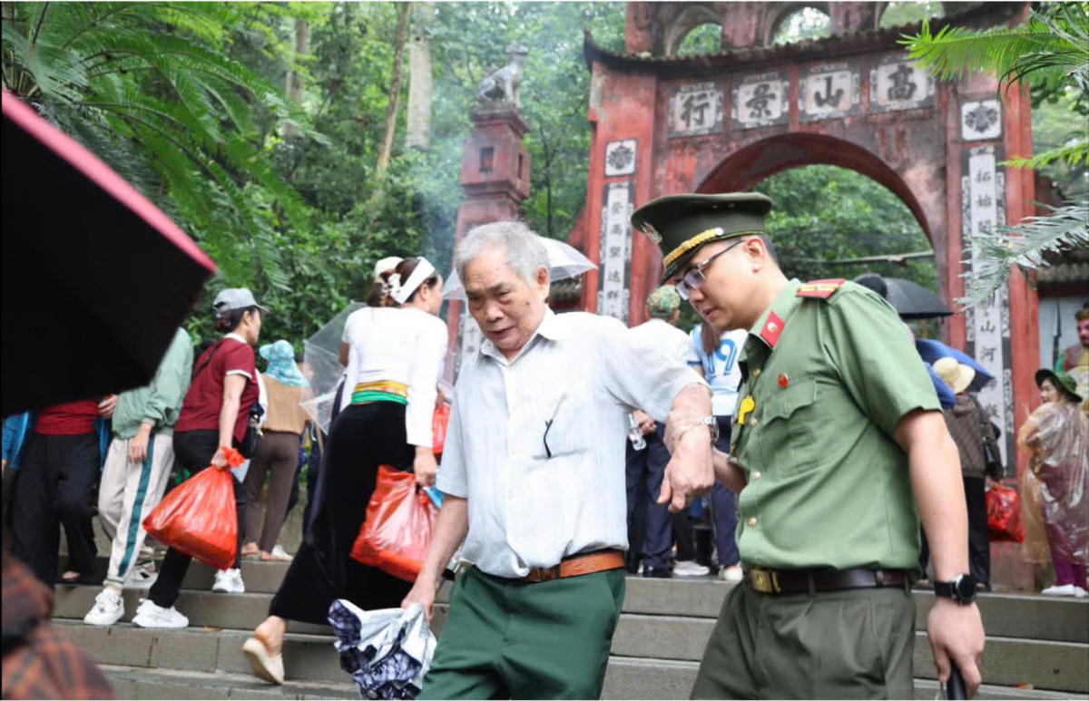 Tận tình giúp đỡ các cựu chiến binh khi leo núi lên Đền. Ảnh: CACC.