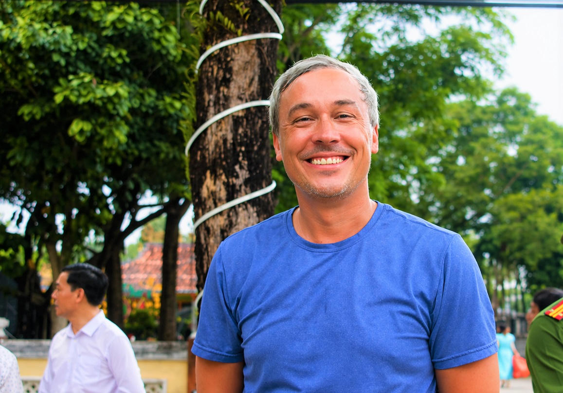 Du khách Nick Blairk chia sẻ tâm trạng khi đến tham quan làng Hương Trà. Ảnh: Nguyễn Tín.