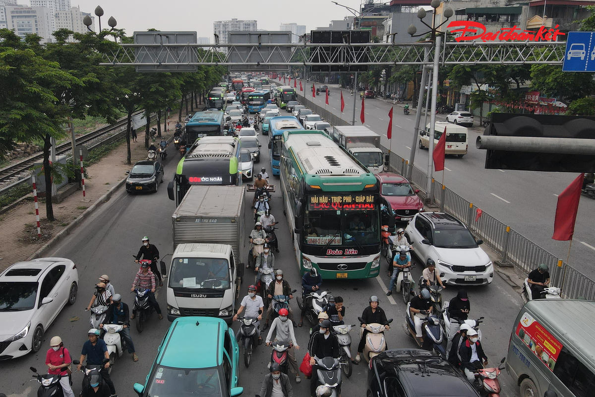 Người dân lỉnh kỉnh đồ đạc rời Thủ đô, cửa ngõ phía Nam Hà Nội đông đúc trước kỳ nghỉ lễ