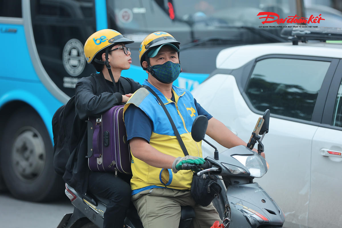 Người dân lỉnh kỉnh đồ đạc rời Thủ đô, cửa ngõ phía Nam Hà Nội đông đúc trước kỳ nghỉ lễ