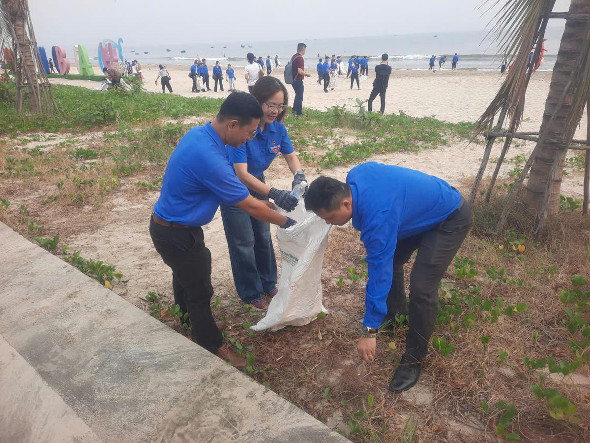 Hơn 600 tình nguyện viên dọn vệ sinh, làm đẹp vịnh Đà Nẵng