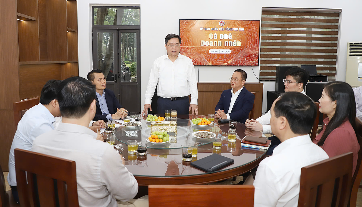 Ông Trần Duy Đông, Chủ tịch UBND tỉnh Phú Thọ thể hiện cởi mở, thẳng thắn với các đại diện doanh nghiệp trong buổi Cà phê doanh nhân.