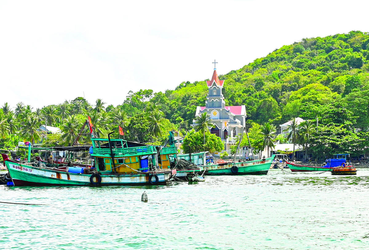 Nhà thờ nằm yên bình trên đảo Hải Tặc.