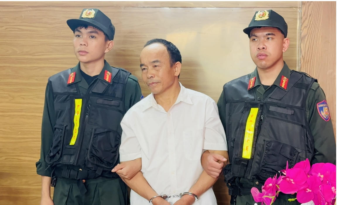 Đinh Văn Hòa, sinh năm 1967, trú tại thôn An Hồng, xã Bảo Thắng, tỉnh Lào Cai.