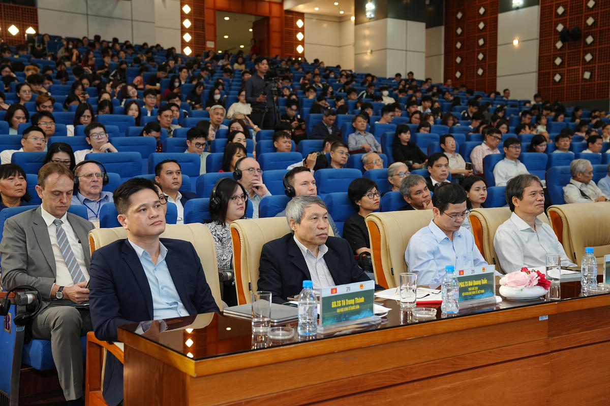 Hội thảo thu hút sự tham gia của đông đảo chuyên gia kinh tế.