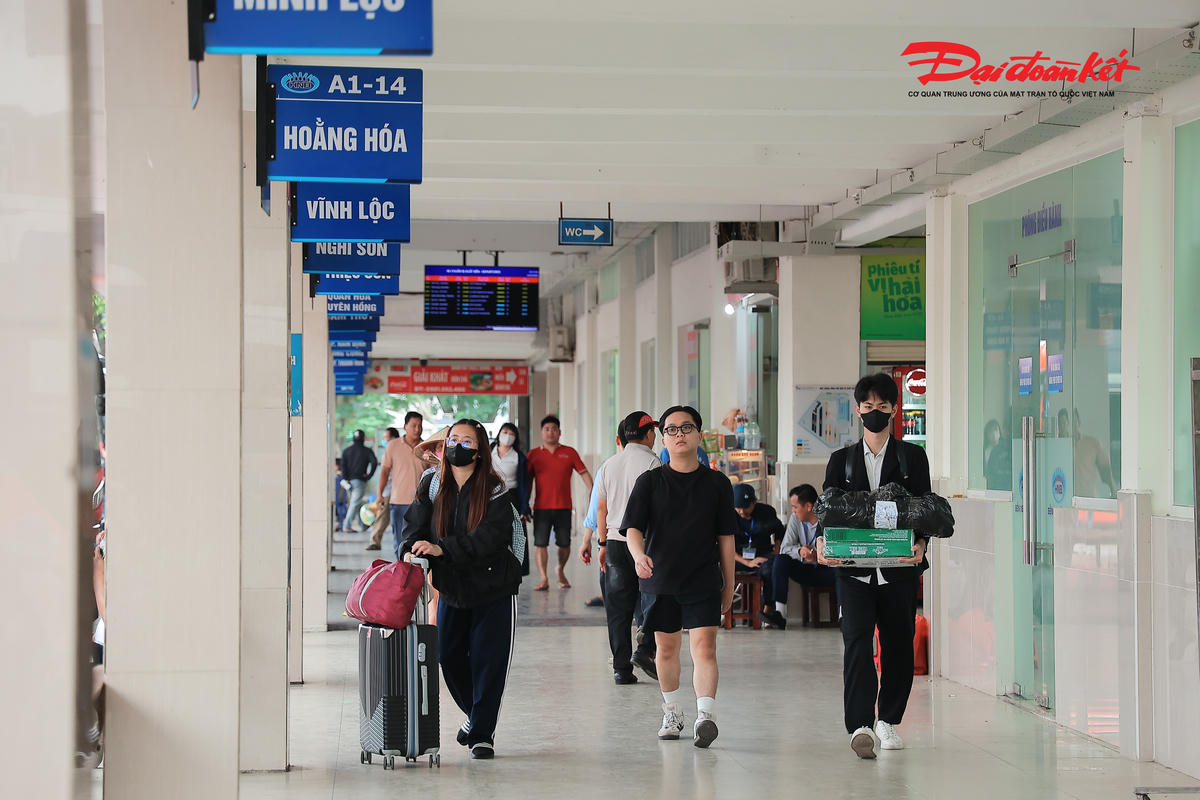 Hành khách lỉnh kỉnh hành lý, hối hả lên xe về quê nghỉ lễ.