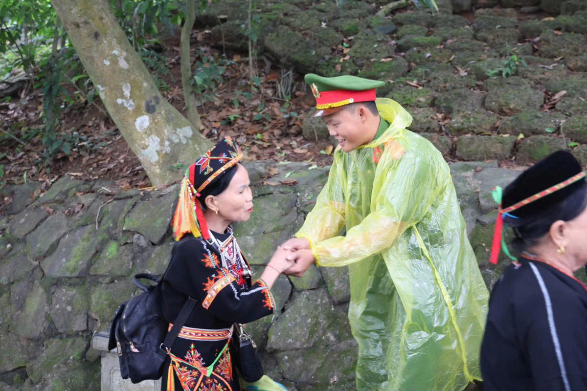 Những hình ảnh như thế để lại ấn tượng tốt đẹp trong lòng người dân và du khách thập phương khi đến với Đền Hùng. Ảnh: CACC.