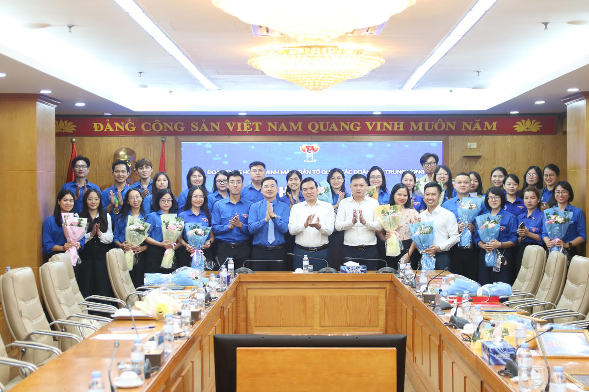 Các đại biểu chụp ảnh lưu niệm tại chương trình.