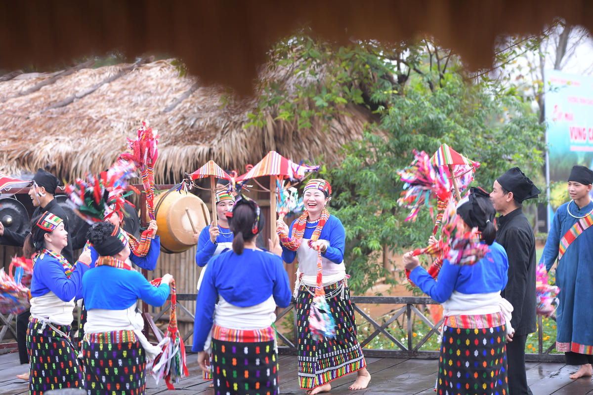 Điệu múa khăn đặc sắc của đồng bào dân tộc Thái đến từ Thanh Hoá.