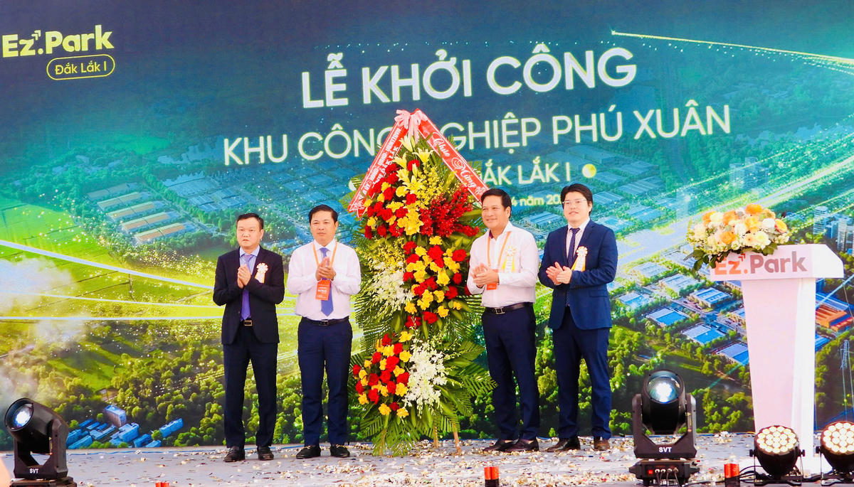 Lãnh đạo tỉnh tặng hoa chúc mừng. Ảnh: Thanh Nga.