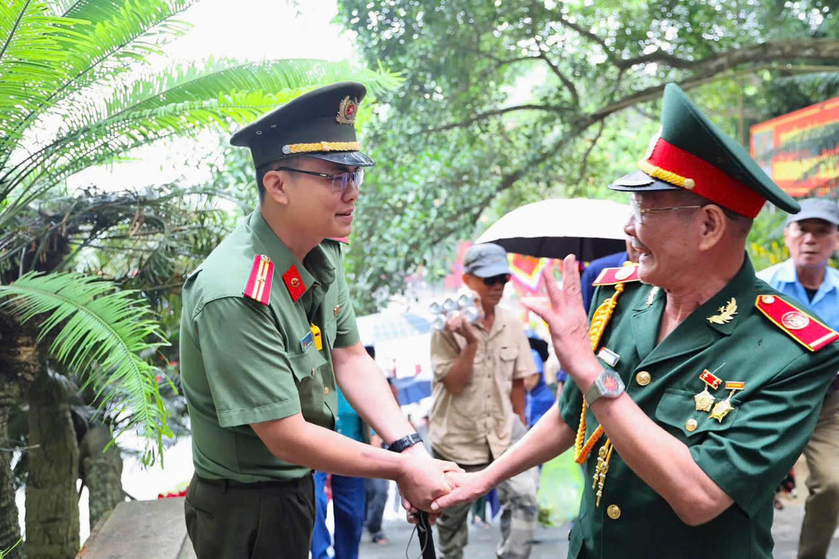 Tỏ lòng kính trọng với các tiền bối đi trước. Ảnh: CACC.