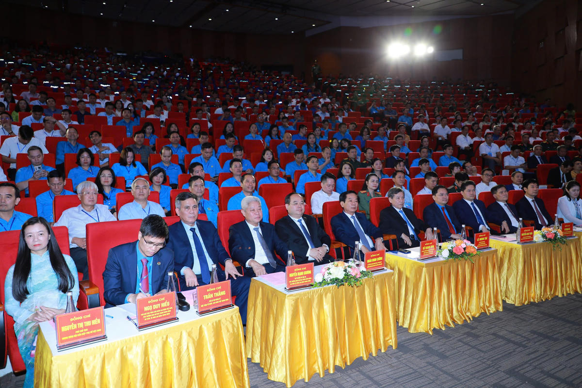 Các đại biểu cùng đông đảo cán bộ công đoàn, công chức, viên chức, người lao động,... tham dự Lễ phát động.