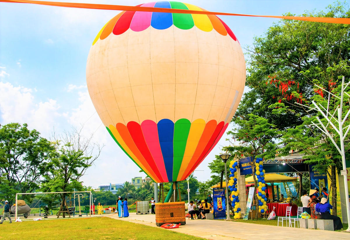 Du khách trải nghiệm khinh khí cầu tại Lễ hội Sắc sưa Hương Trà-Đà Nẵng 2026. Ảnh: Nguyễn Tín.