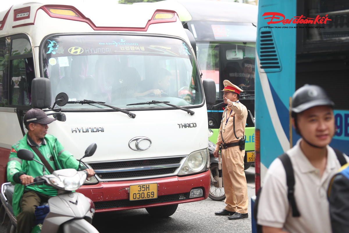 Để đảm bảo an toàn cho hành khách, lực lượng CSGT Hà Nội tăng cường kiểm tra các xe khách tại khu vực bến xe và cửa ngõ ra vào Thủ đô.